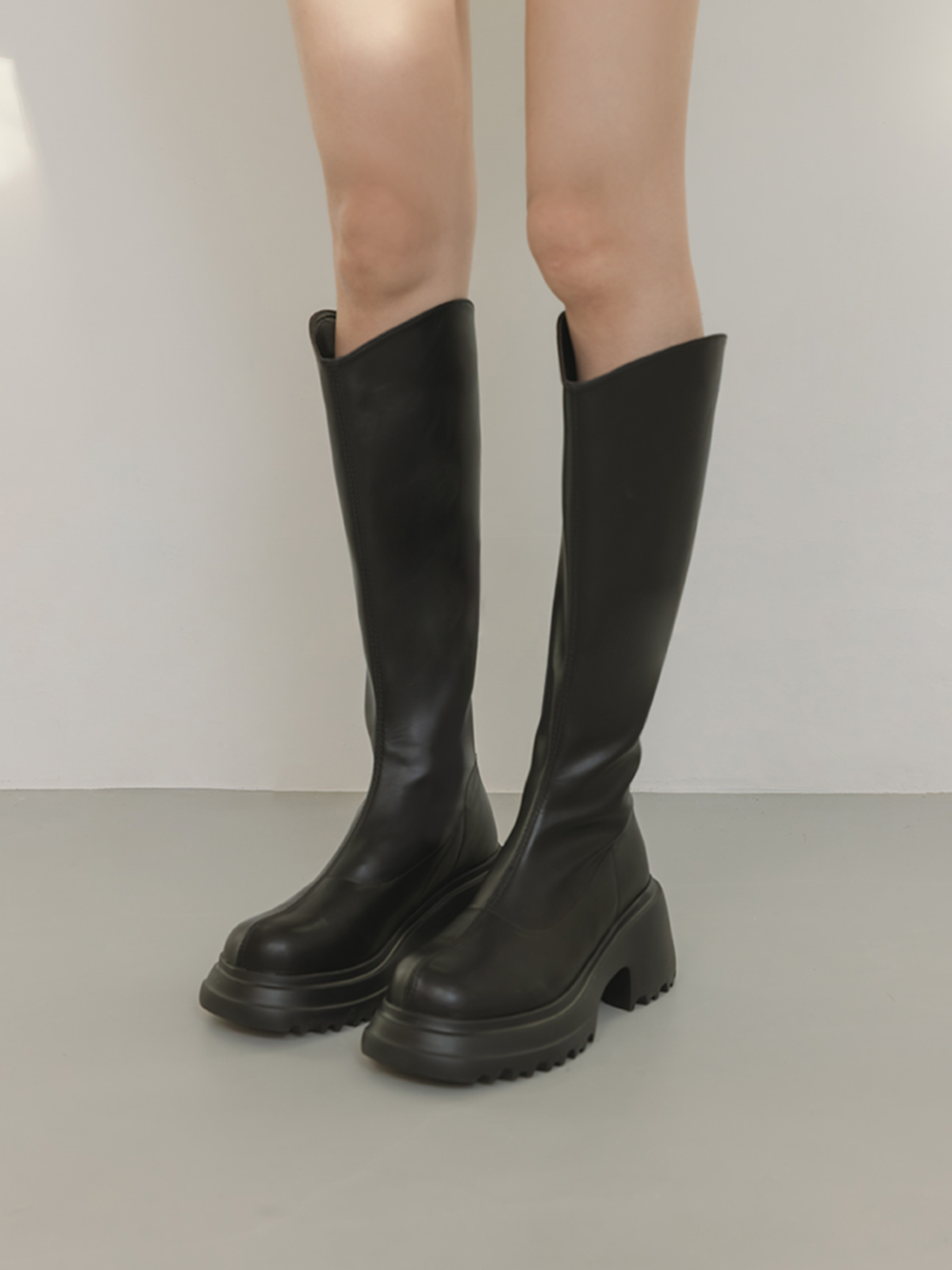 美圖V口輕量厚底瘦瘦長靴 時尚黑