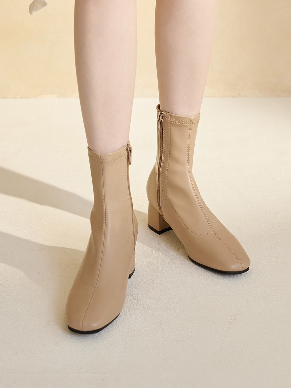 秋冬定番.素面合腿中跟方頭襪靴 奶茶杏