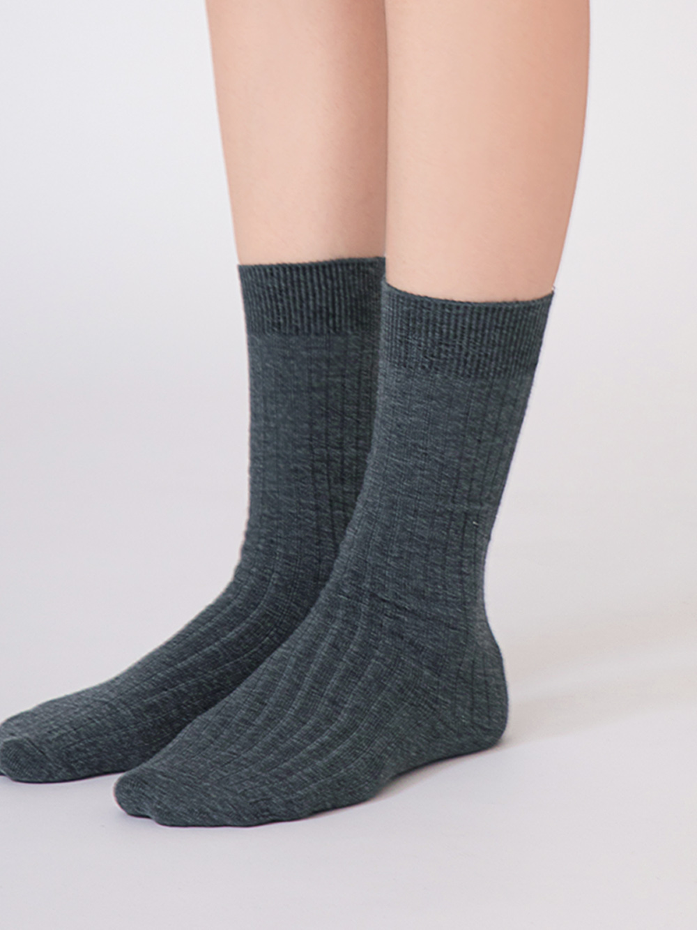 桑蠶絲羊毛素面細坑條中筒襪 深灰