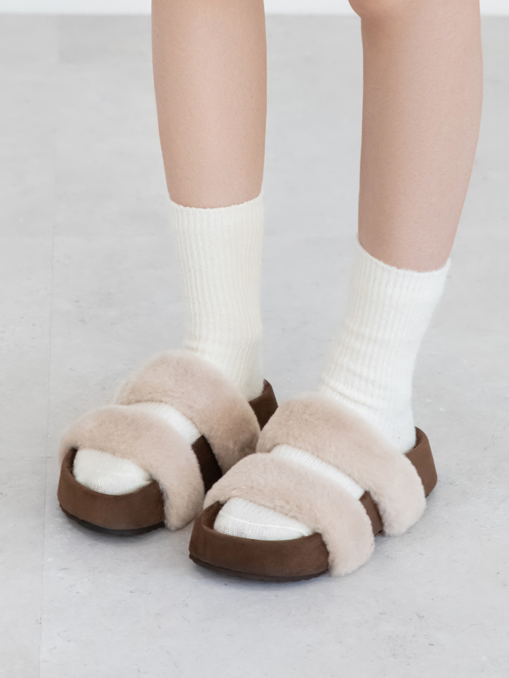 軟萌毛毛一字雙帶厚底拖鞋 杏色