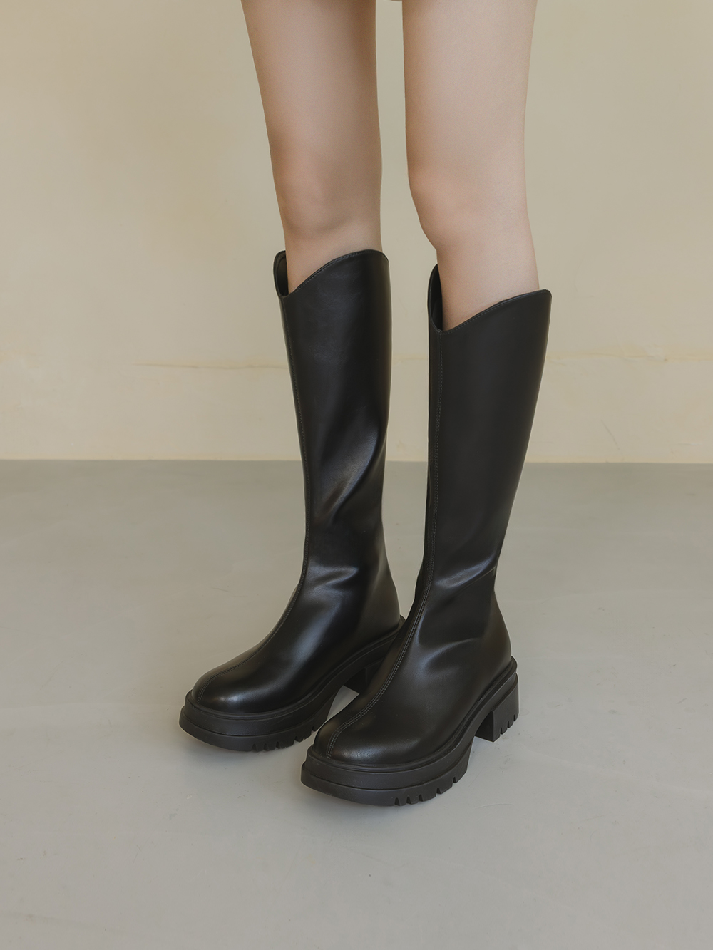 簡單好看.V口素面中跟瘦瘦長靴 時尚黑