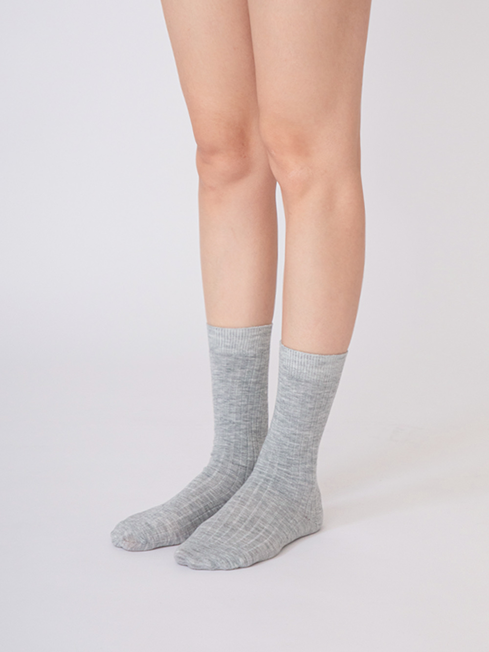 桑蠶絲羊毛素面細坑條中筒襪 淺灰