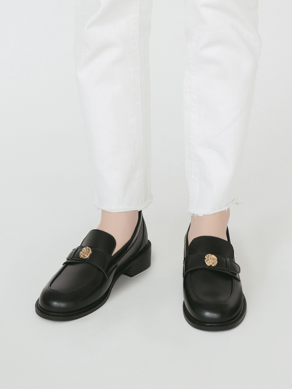 優雅少女．山茶花金飾低跟樂福鞋 時尚黑