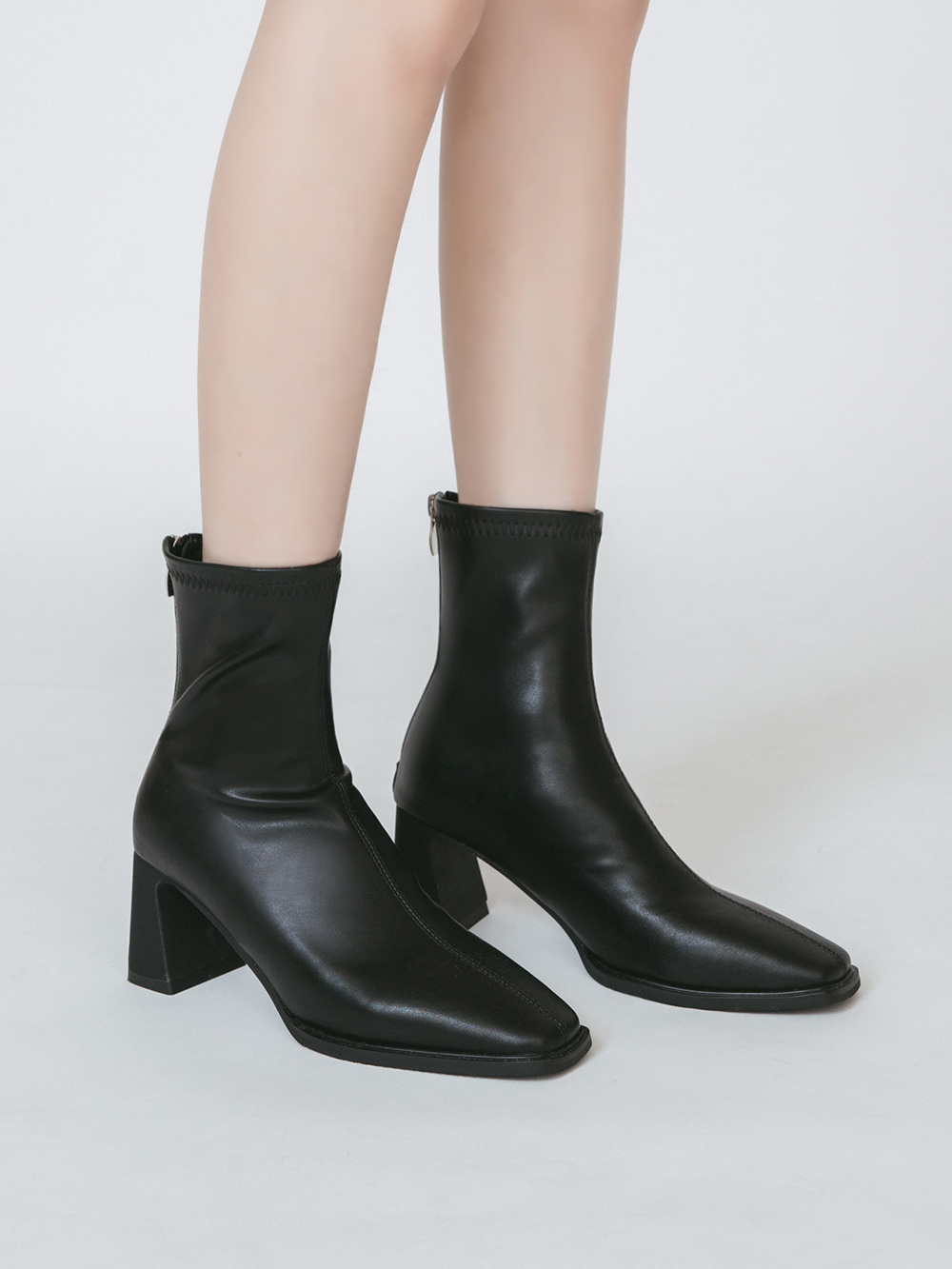 誰穿誰好看．素面方頭高跟瘦瘦靴 時尚黑