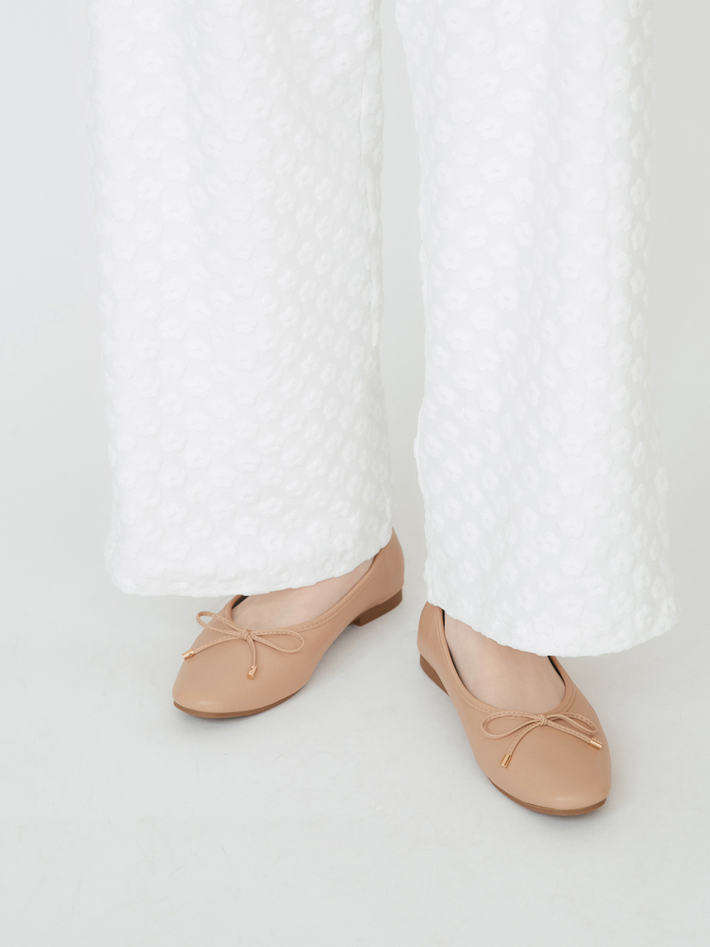 浪漫花釦．小蝴蝶結平底芭蕾娃娃鞋 裸膚杏