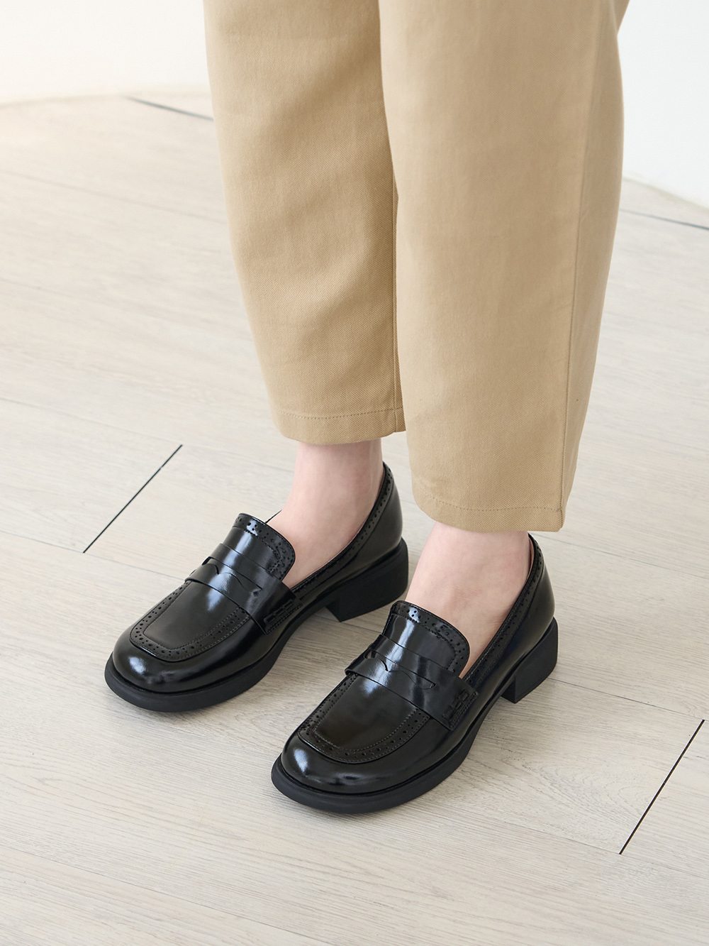 【真皮系列】親膚空氣棉英倫雕花樂福鞋 黑色