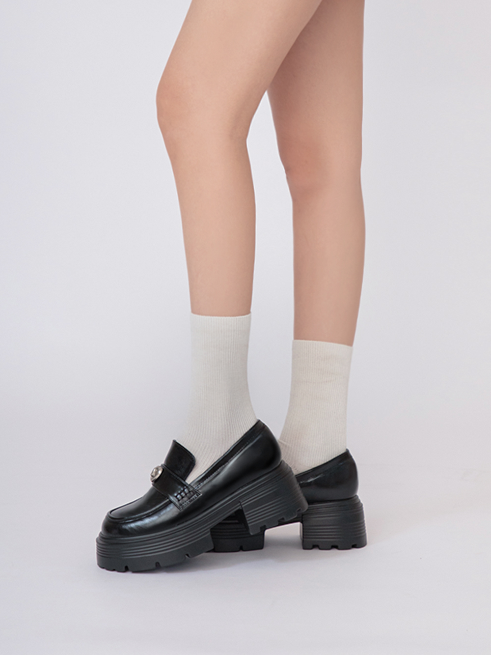 桑蠶絲羊毛素面直坑條中筒襪 白色