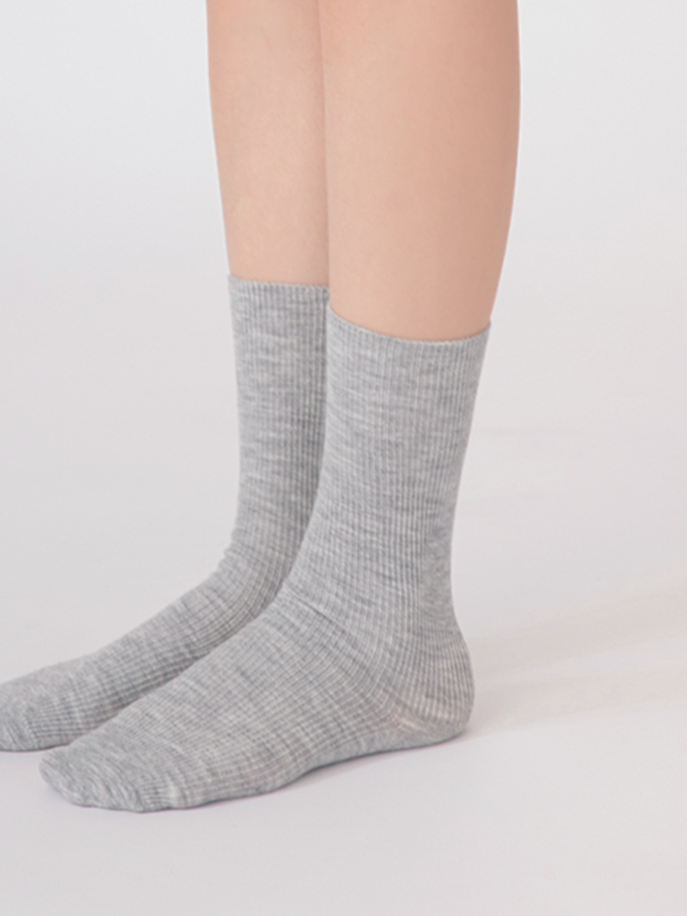桑蠶絲羊毛素面直坑條中筒襪 淺灰