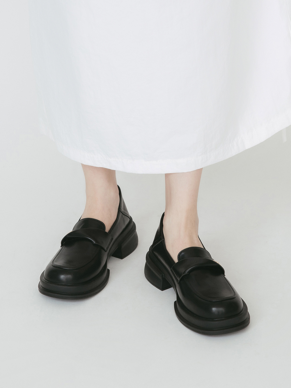 低調貴族．小錢幣扭結方頭樂福鞋 時尚黑