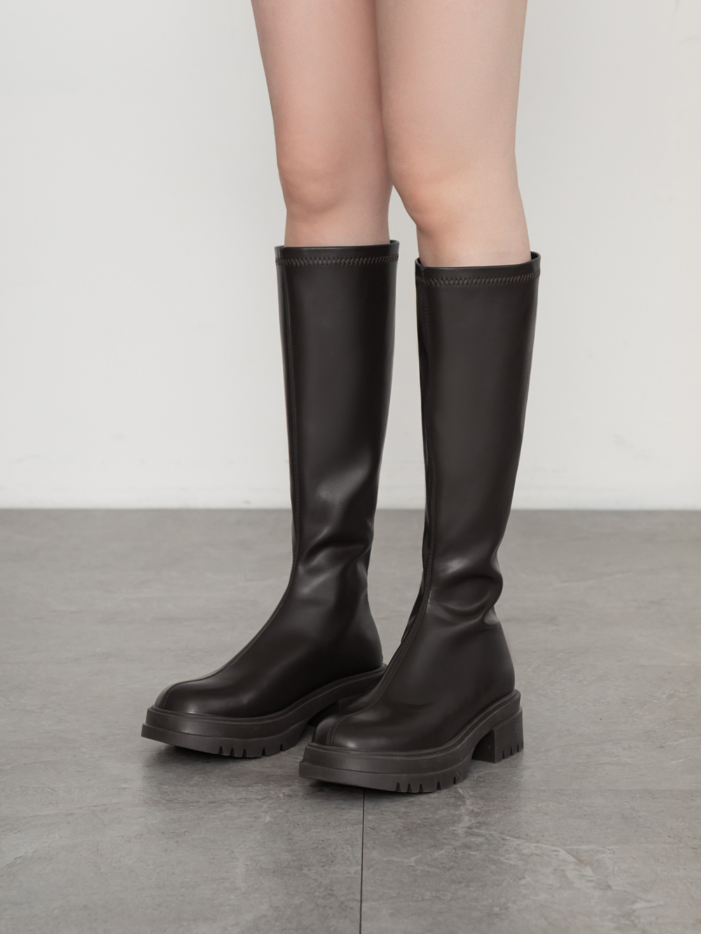 韓團指標．百搭素面厚底瘦瘦長靴 時尚黑