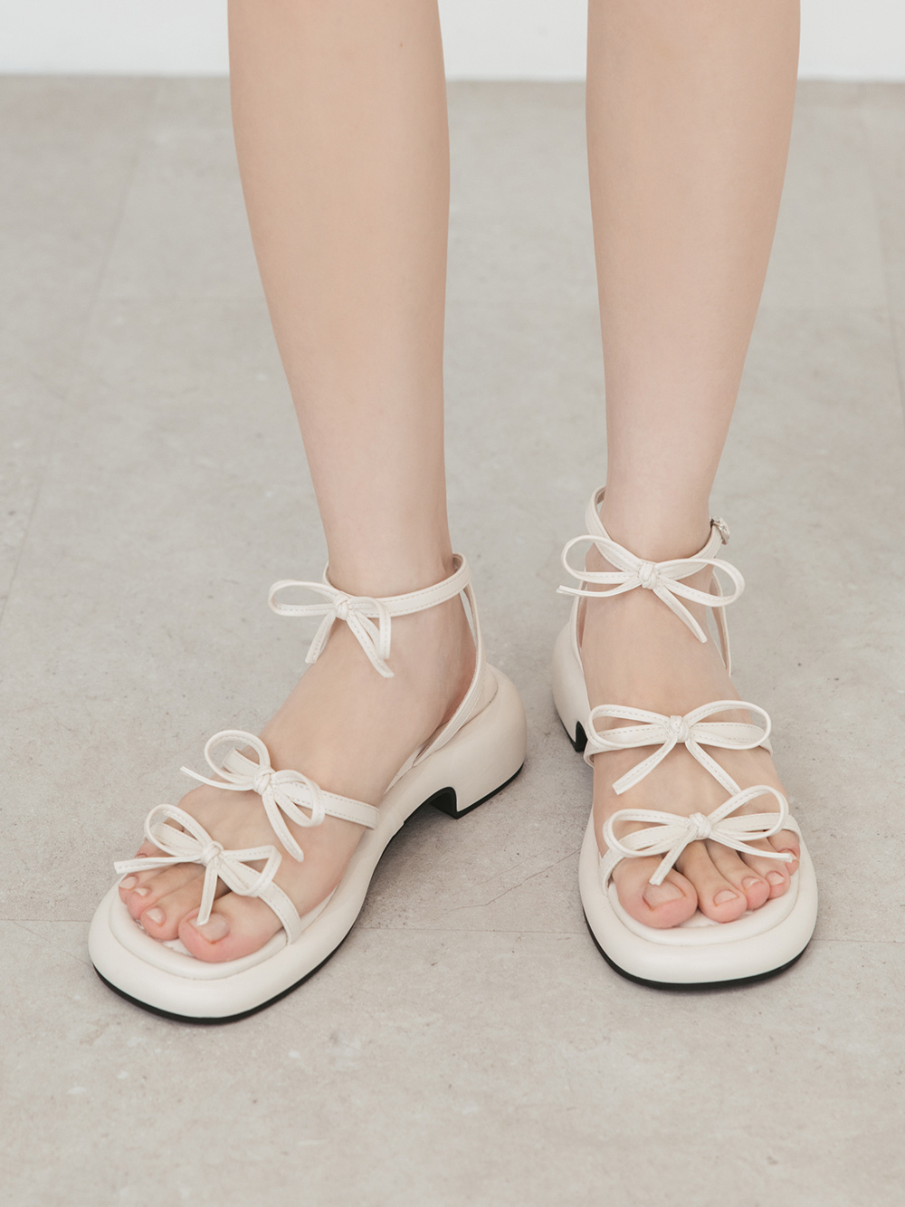 可愛三條帶蝴蝶結低跟涼鞋 米白