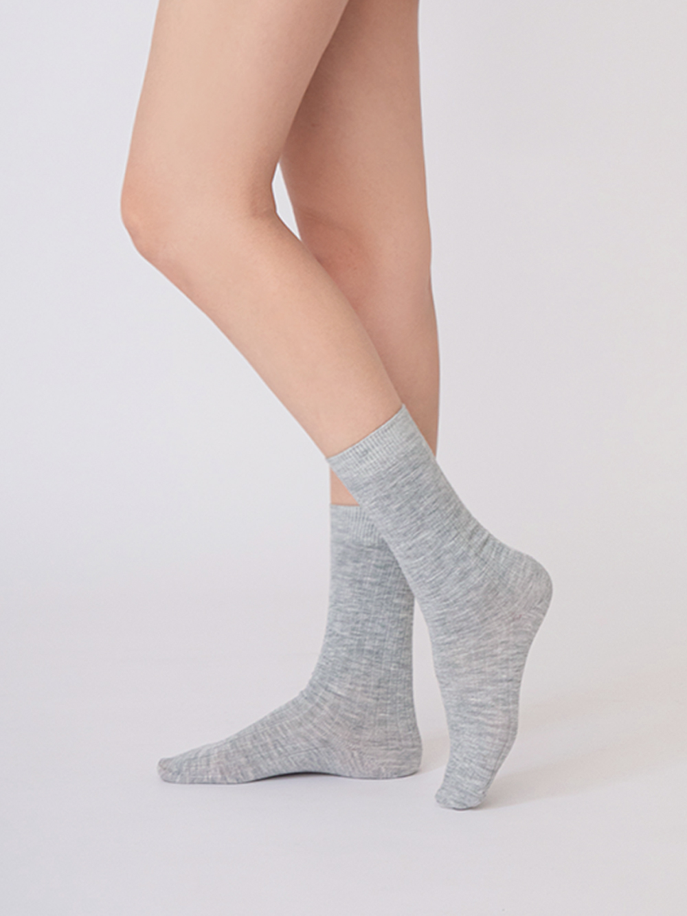 桑蠶絲羊毛素面細坑條中筒襪 淺灰