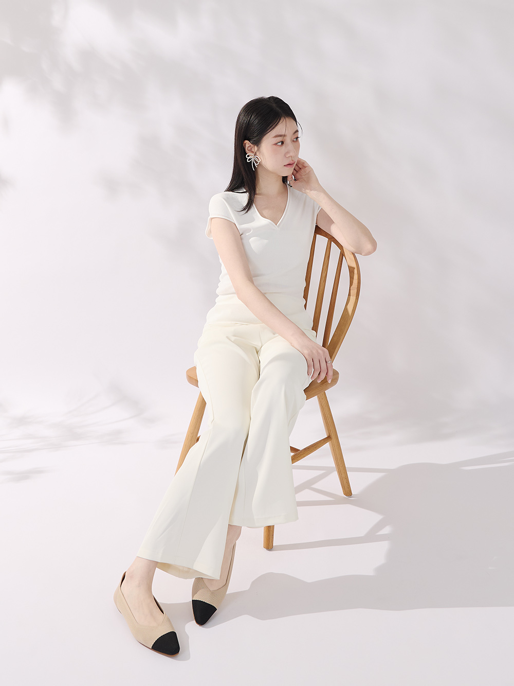 【3D零感雲織鞋】小V口尖頭通勤包鞋 黑x米白