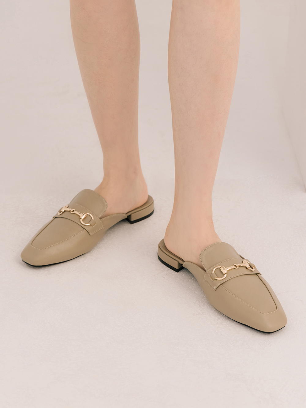 優質品味．馬銜釦方頭低跟穆勒鞋 摩卡灰