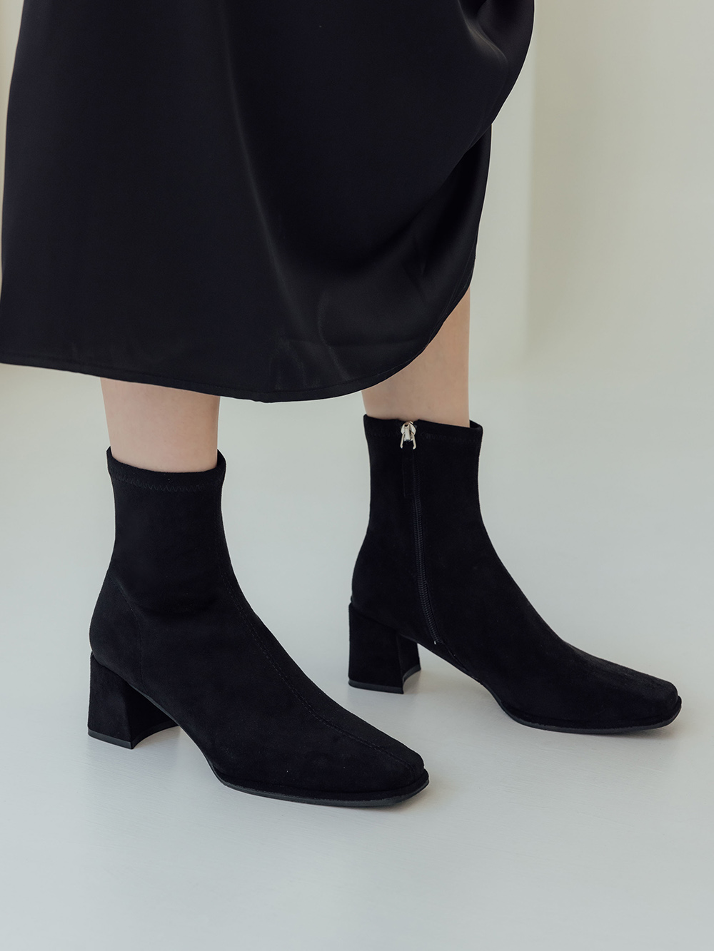 美麗零死角．素面方頭高跟瘦瘦靴 質感黑絨