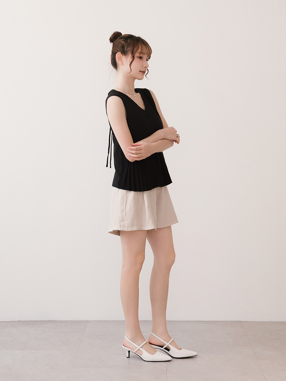 一穿愛上尖頭低跟後空跟鞋 白