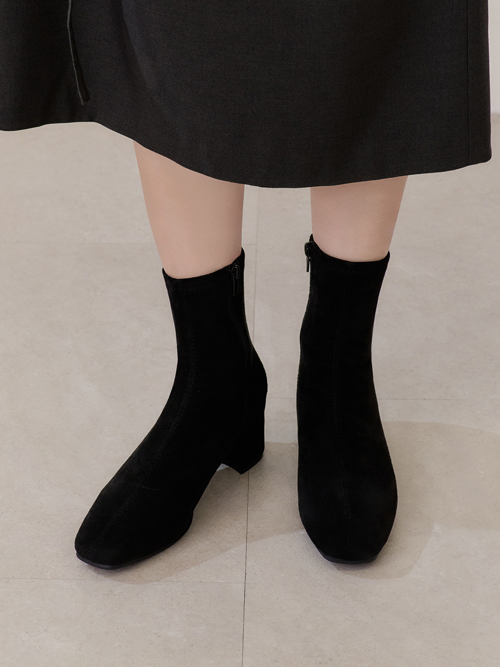 秋冬定番．素面合腿中跟方頭襪靴 質感黑絨