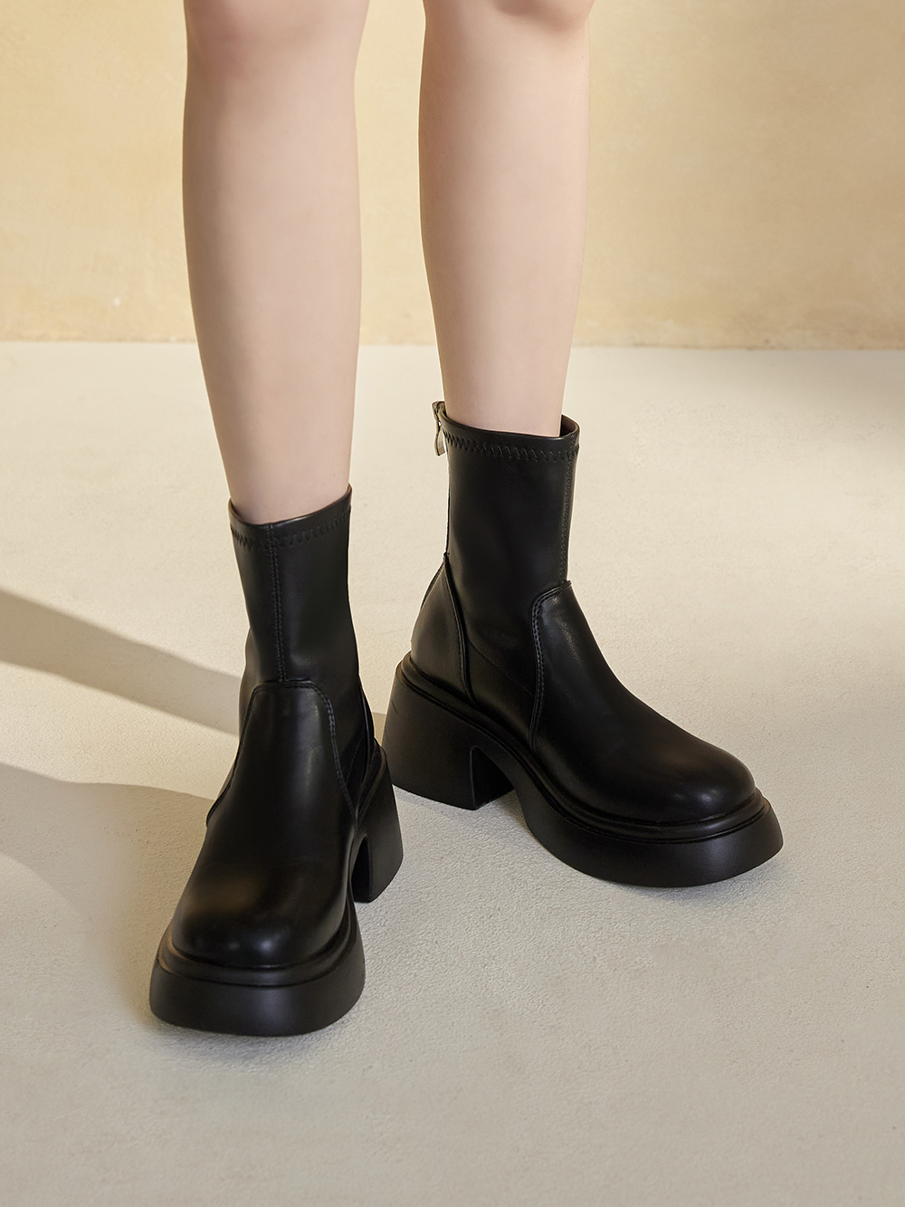 美腿濾鏡．輕量加厚底瘦瘦短靴 時尚黑