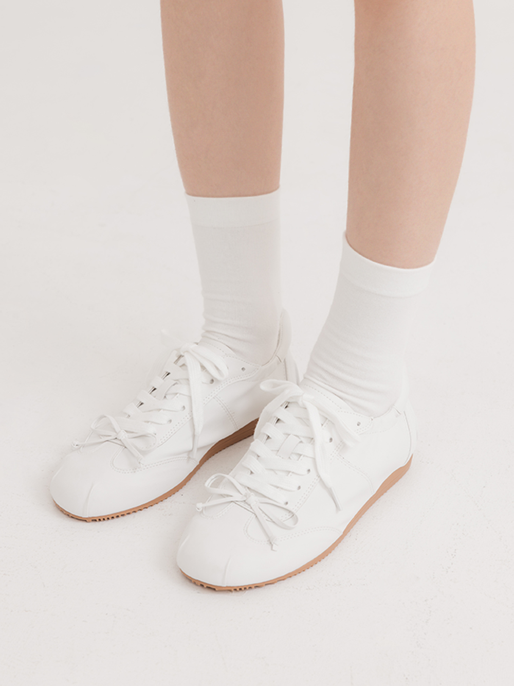 絲絨光感綁帶芭蕾風休閒鞋 白色