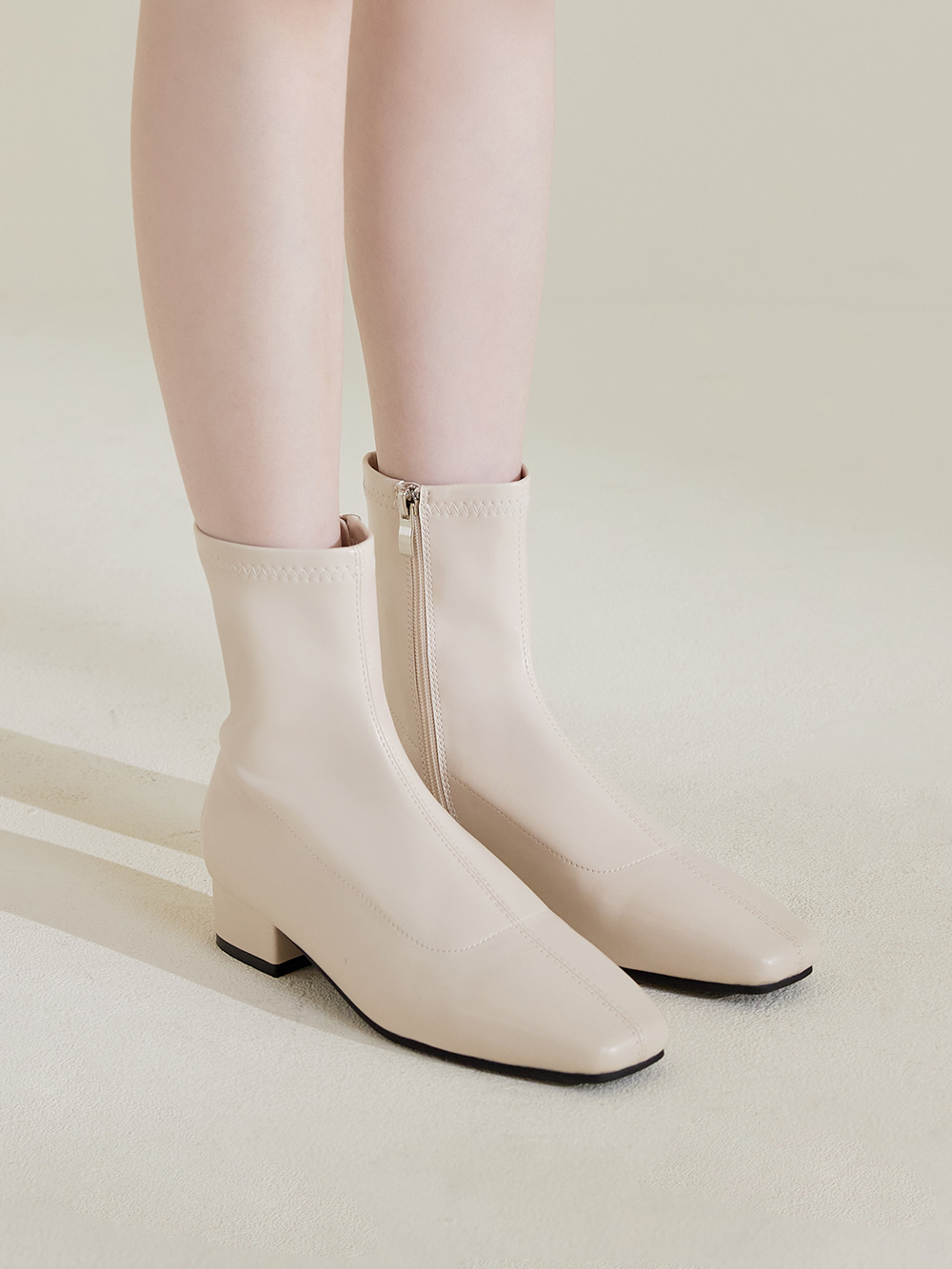 人氣指標中車線方頭低跟瘦瘦靴 香草米白