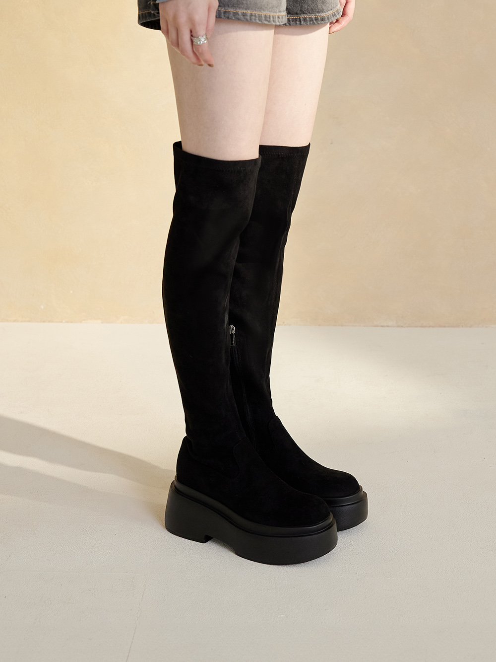 超激瘦.Plus級加厚鬆糕底瘦瘦膝上靴 質感黑絨