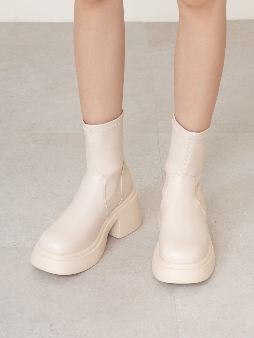 美腿濾鏡．輕量加厚底瘦瘦短靴 白色