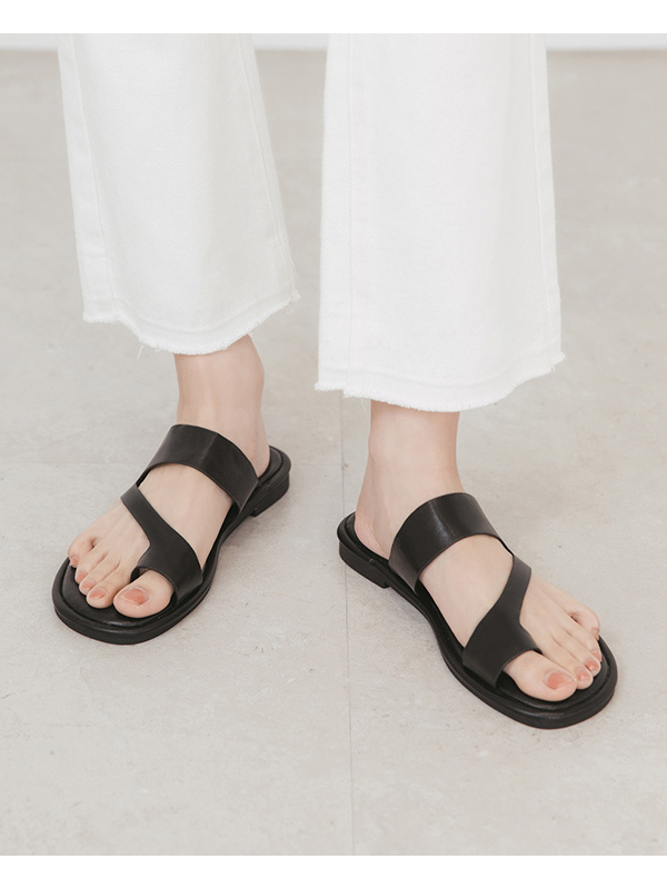 Diagonal Strap Soft Toe Loop Sandals Black