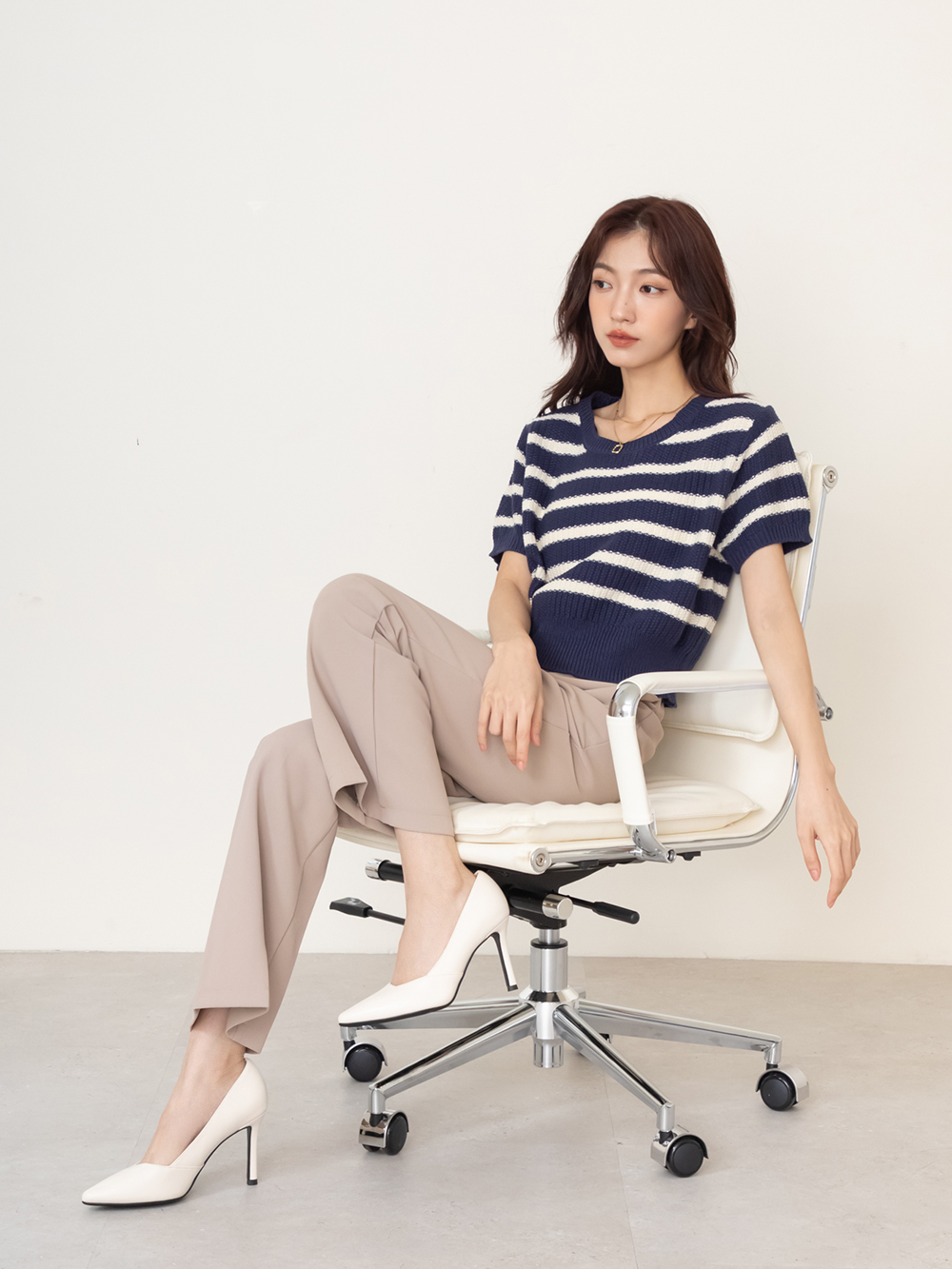 俐落雅緻尖頭斜口高跟鞋 米白色