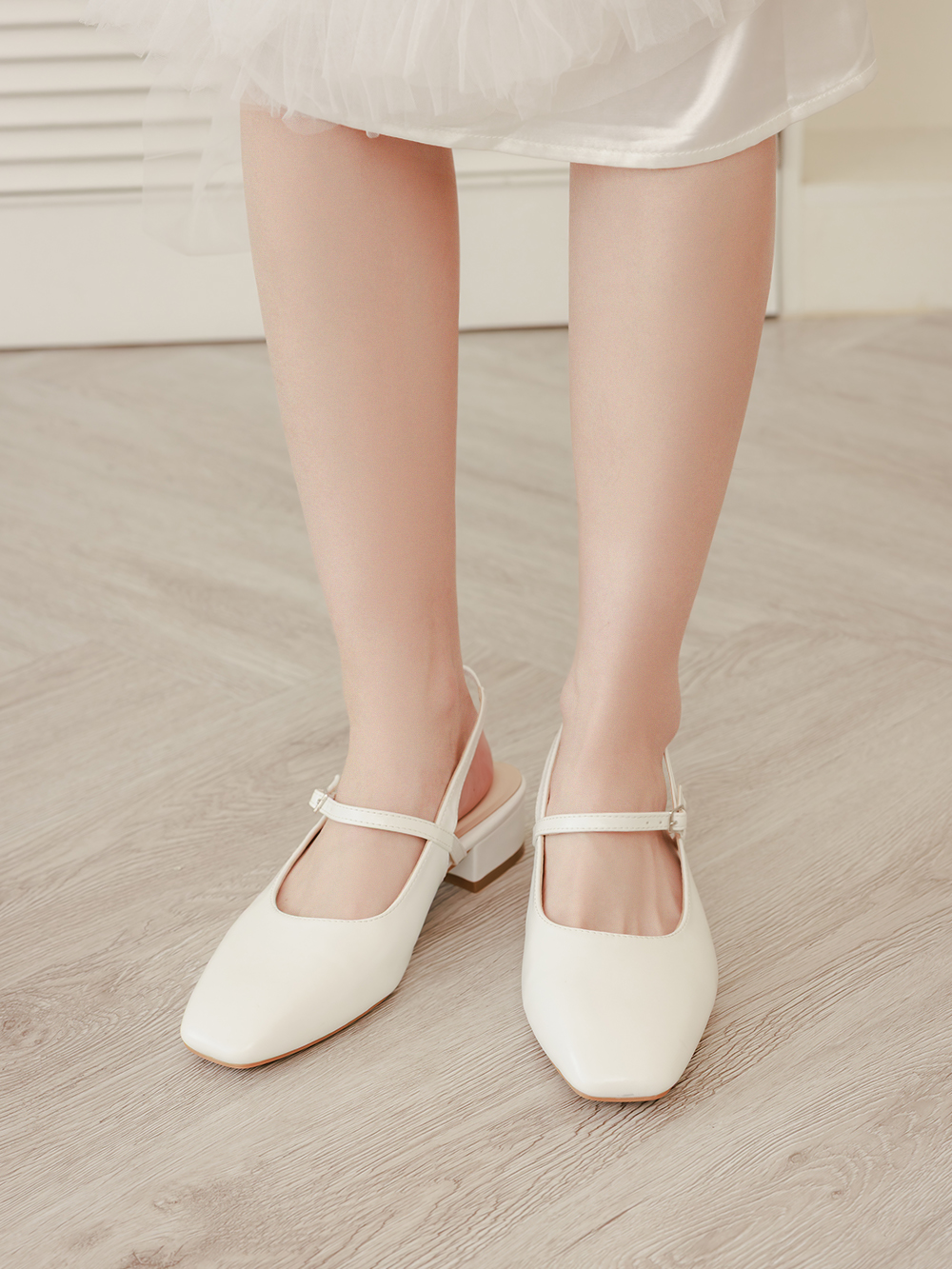 粉彩春日4D氣墊後空低跟鞋 白