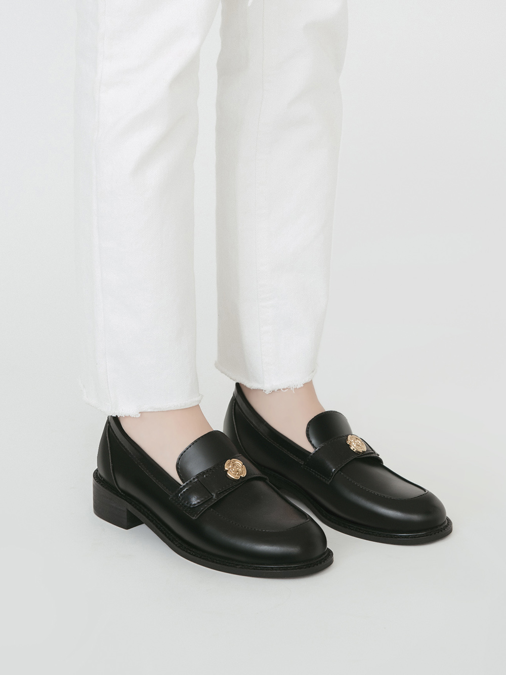 優雅少女．山茶花金飾低跟樂福鞋 時尚黑