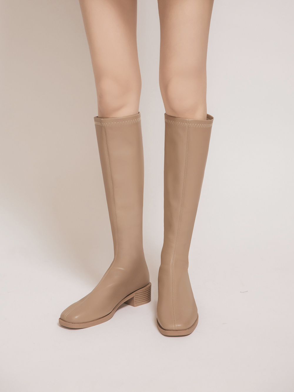 好感專屬．中車線設計方頭低跟長靴 奶茶杏