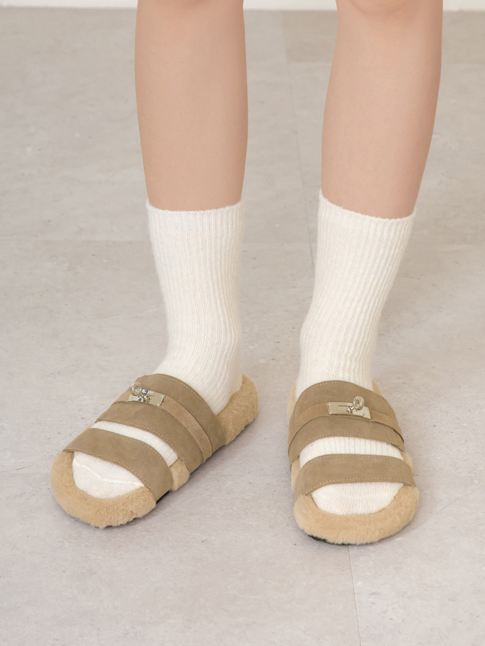 質感金屬鎖釦真皮毛毛拖鞋 杏色