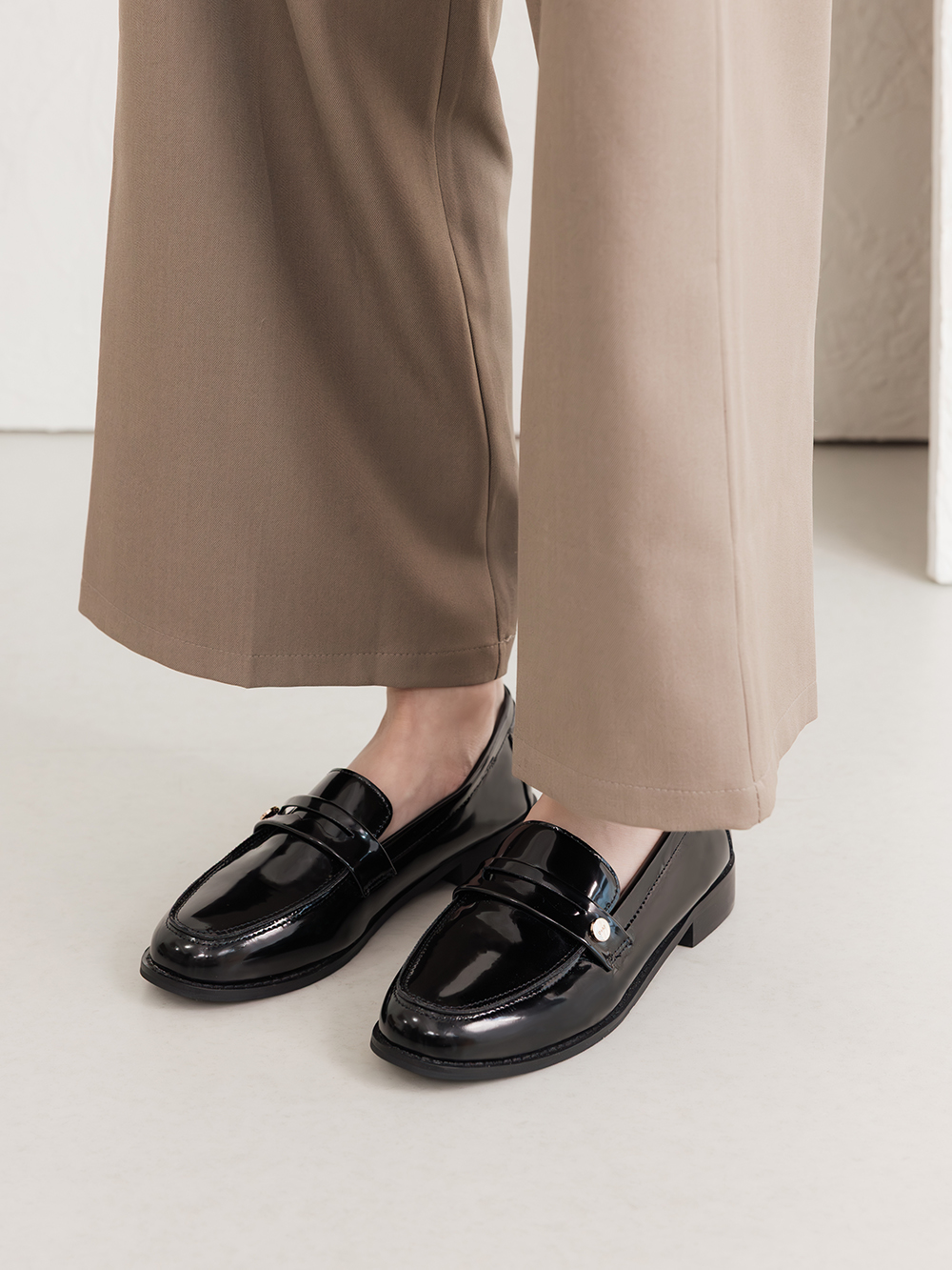 日常好搭4D釋壓平底樂福鞋 黑漆