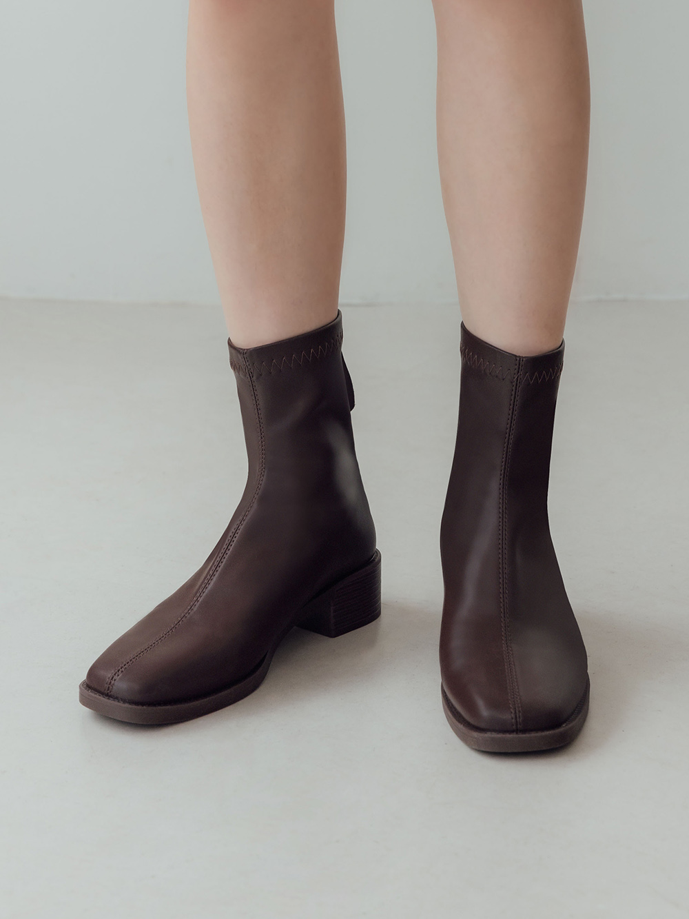 百搭時尚．中車線方頭木紋跟襪靴 復古咖