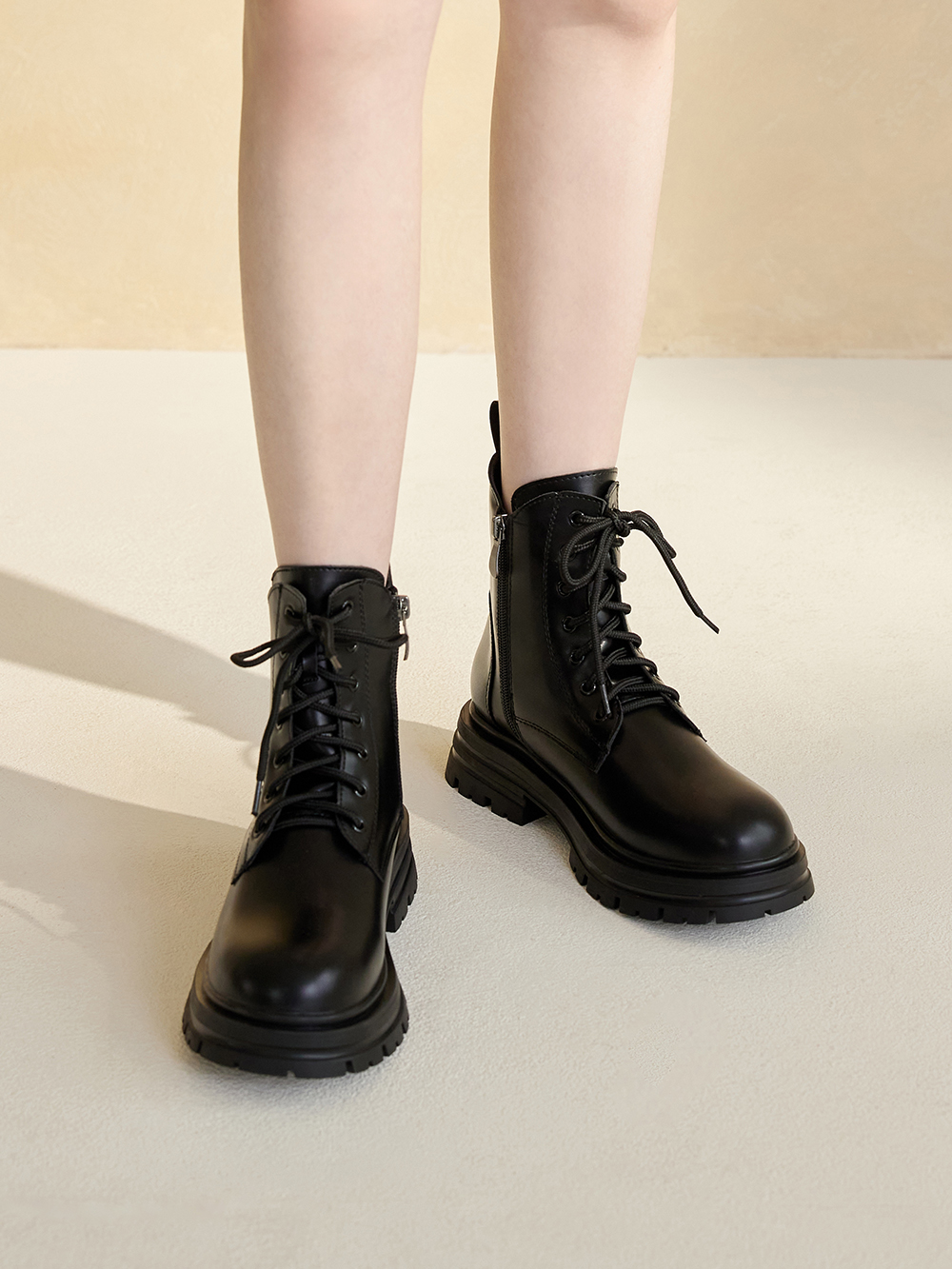 帥氣攻略．側V剪裁綁帶馬汀短靴 時尚黑