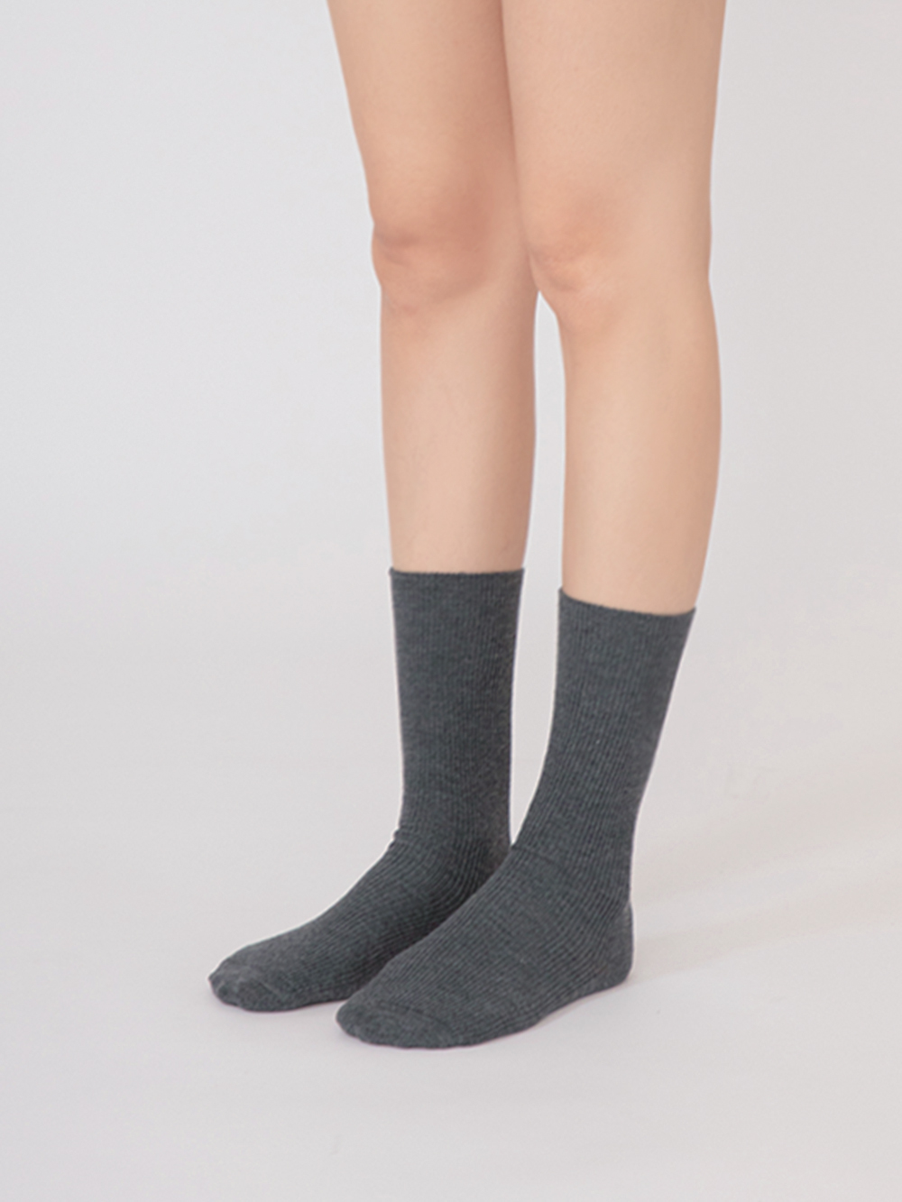 桑蠶絲羊毛素面直坑條中筒襪 深灰