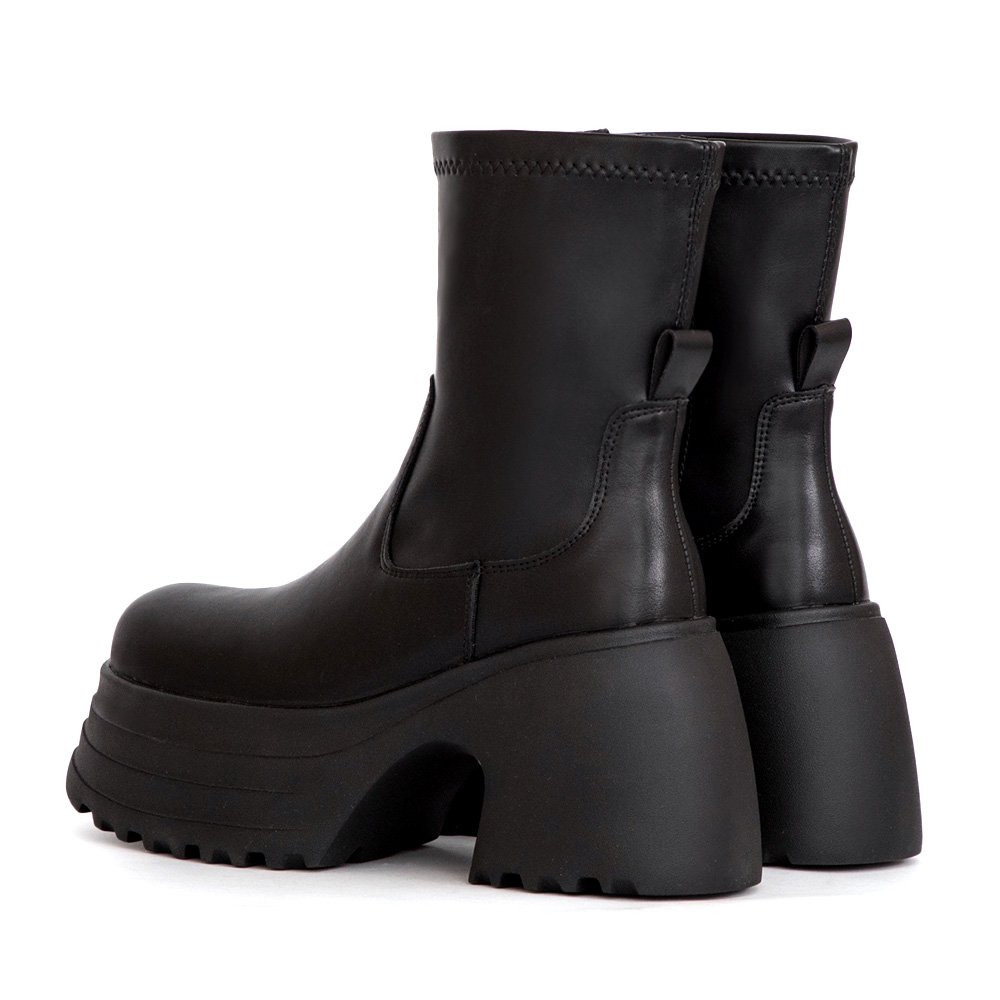 愛豆偶像素面厚底瘦瘦短靴 黑色