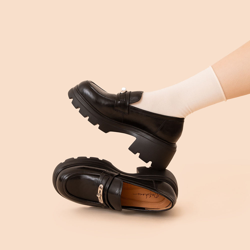 【真皮系列】金屬鎖釦輕量底樂福鞋 黑色