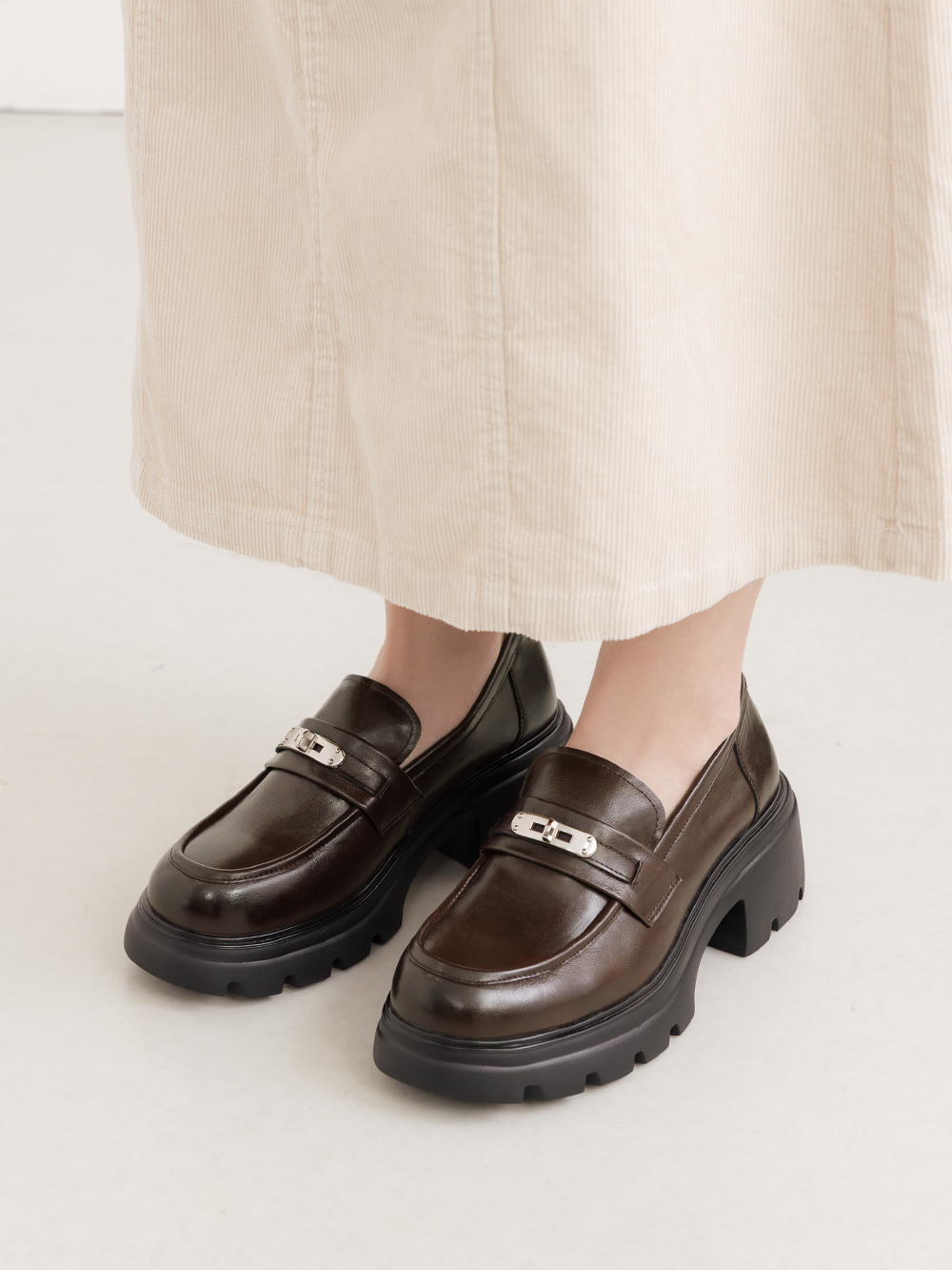 【真皮系列】金屬鎖釦輕量底樂福鞋 棕色