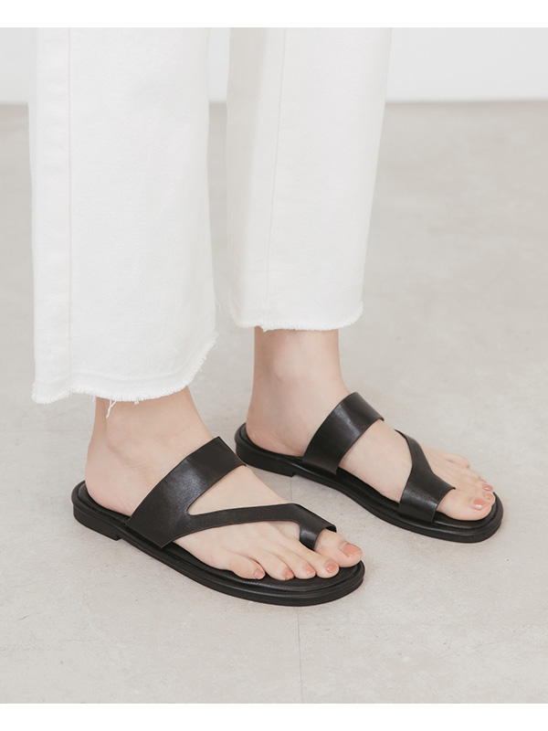 Diagonal Strap Soft Toe Loop Sandals Black