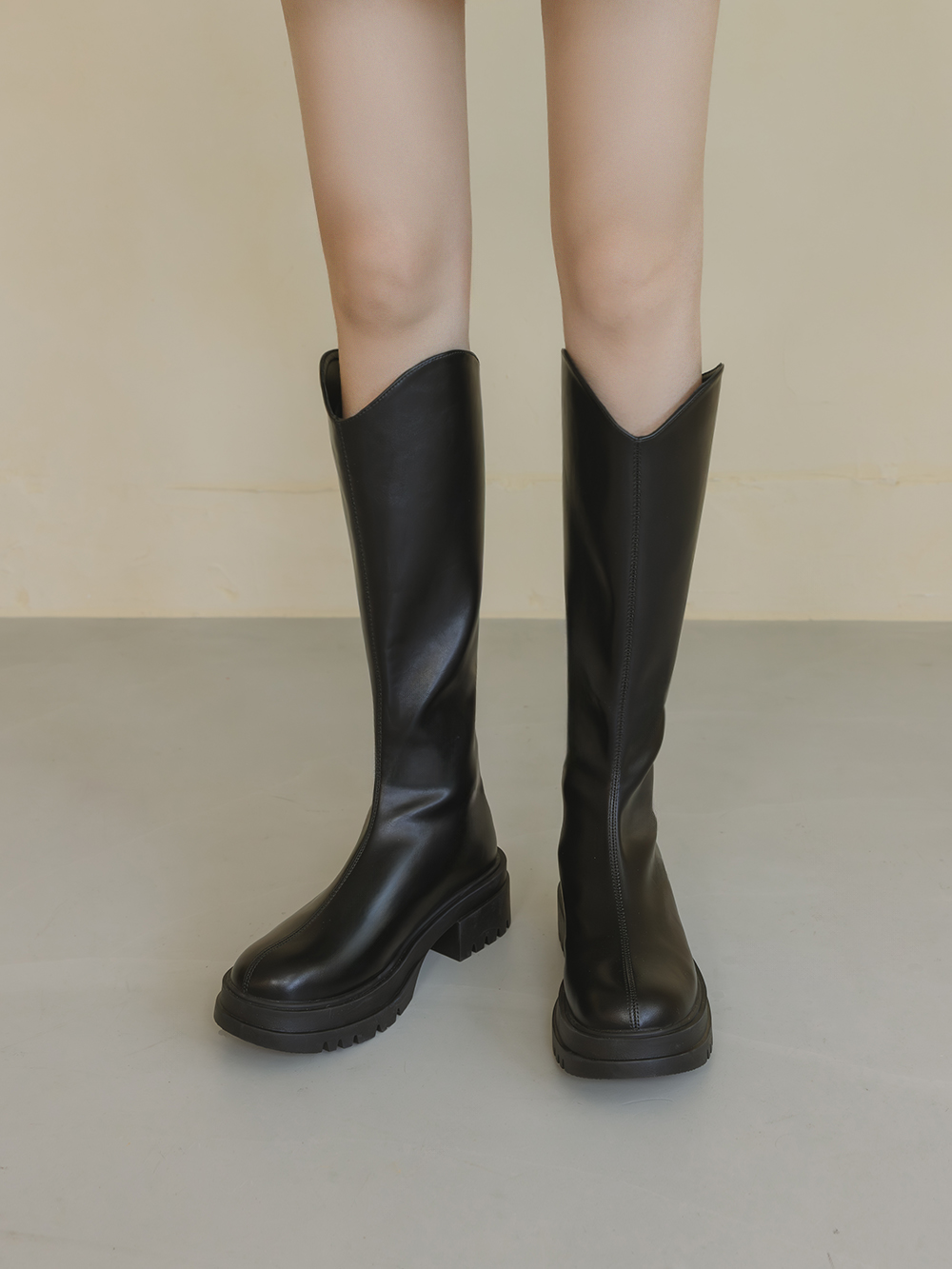 簡單好看.V口素面中跟瘦瘦長靴 時尚黑