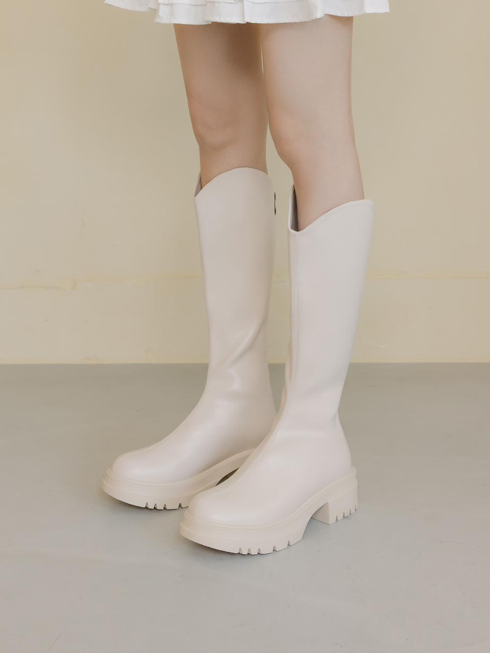 簡單好看．V口素面中跟瘦瘦長靴 香草米