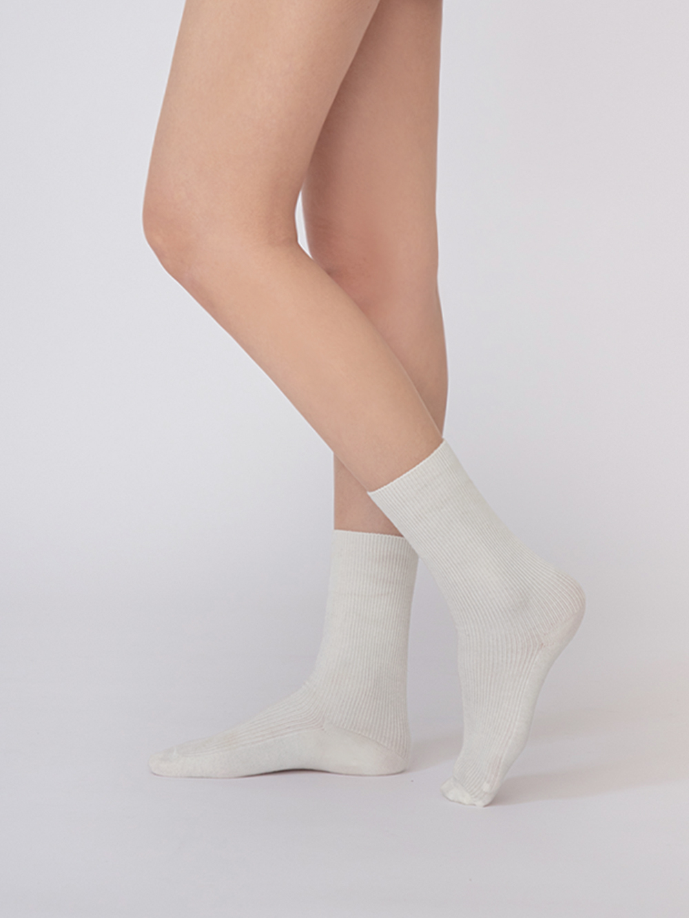 桑蠶絲羊毛素面直坑條中筒襪 白色