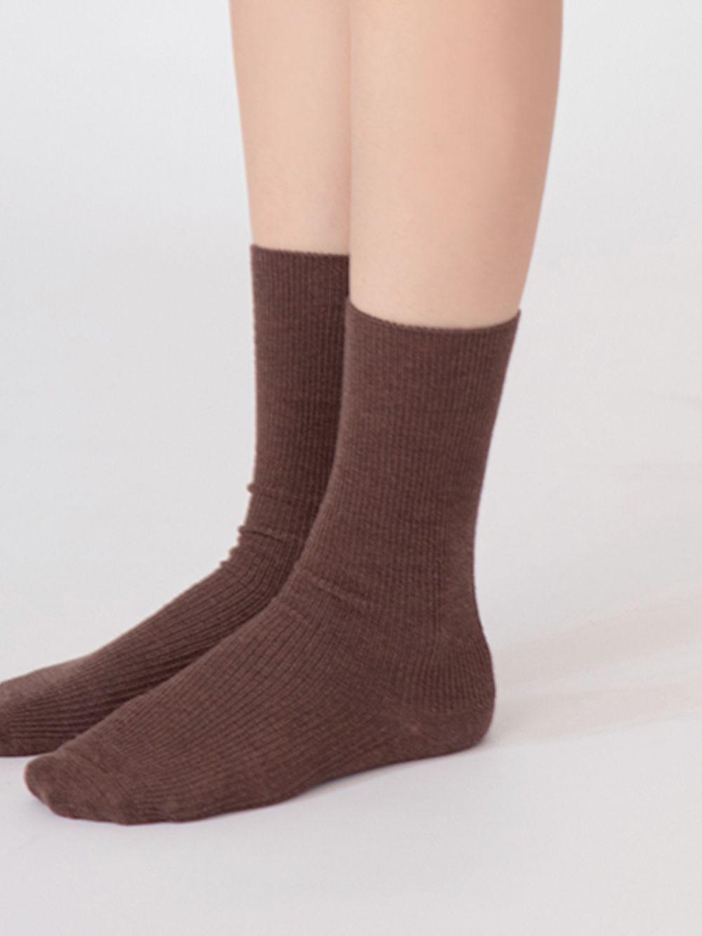 桑蠶絲羊毛素面直坑條中筒襪 咖色