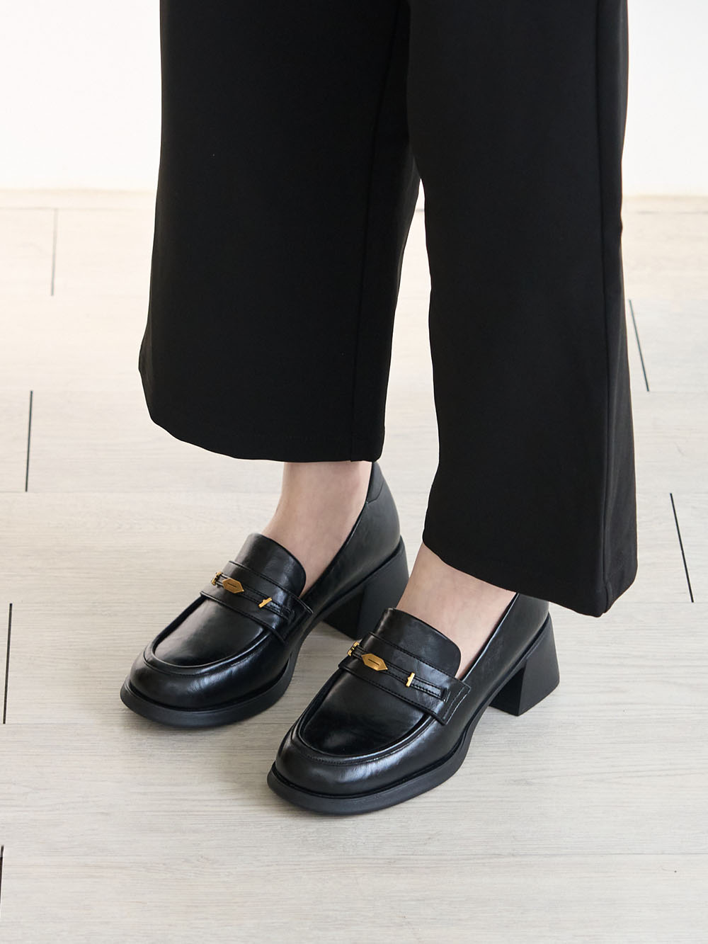 【真皮系列】親膚空氣棉小金葉樂福鞋 黑色