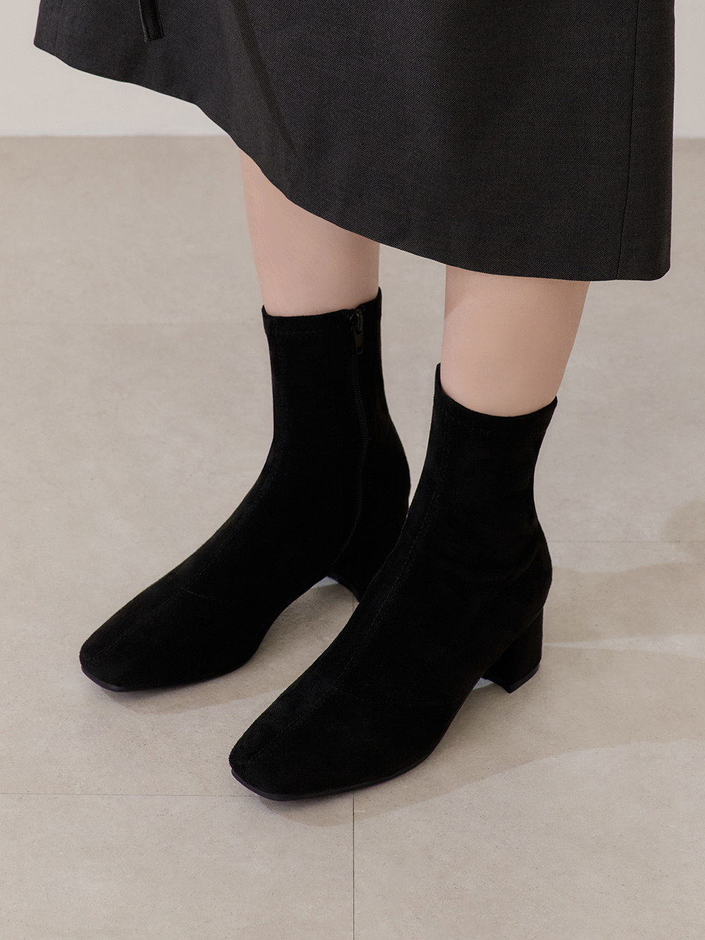 秋冬定番．素面合腿中跟方頭襪靴 質感黑絨