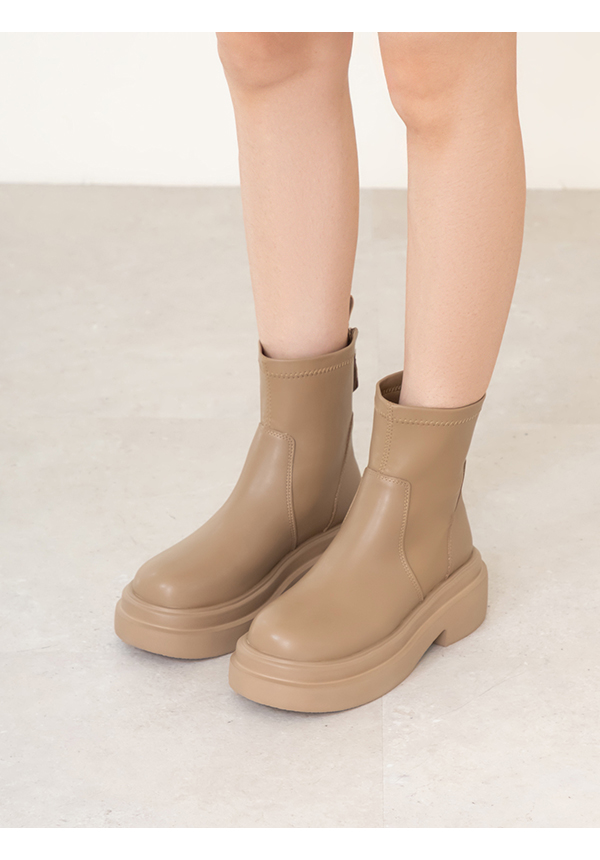 安可返場輕量底素面瘦瘦短靴 杏色