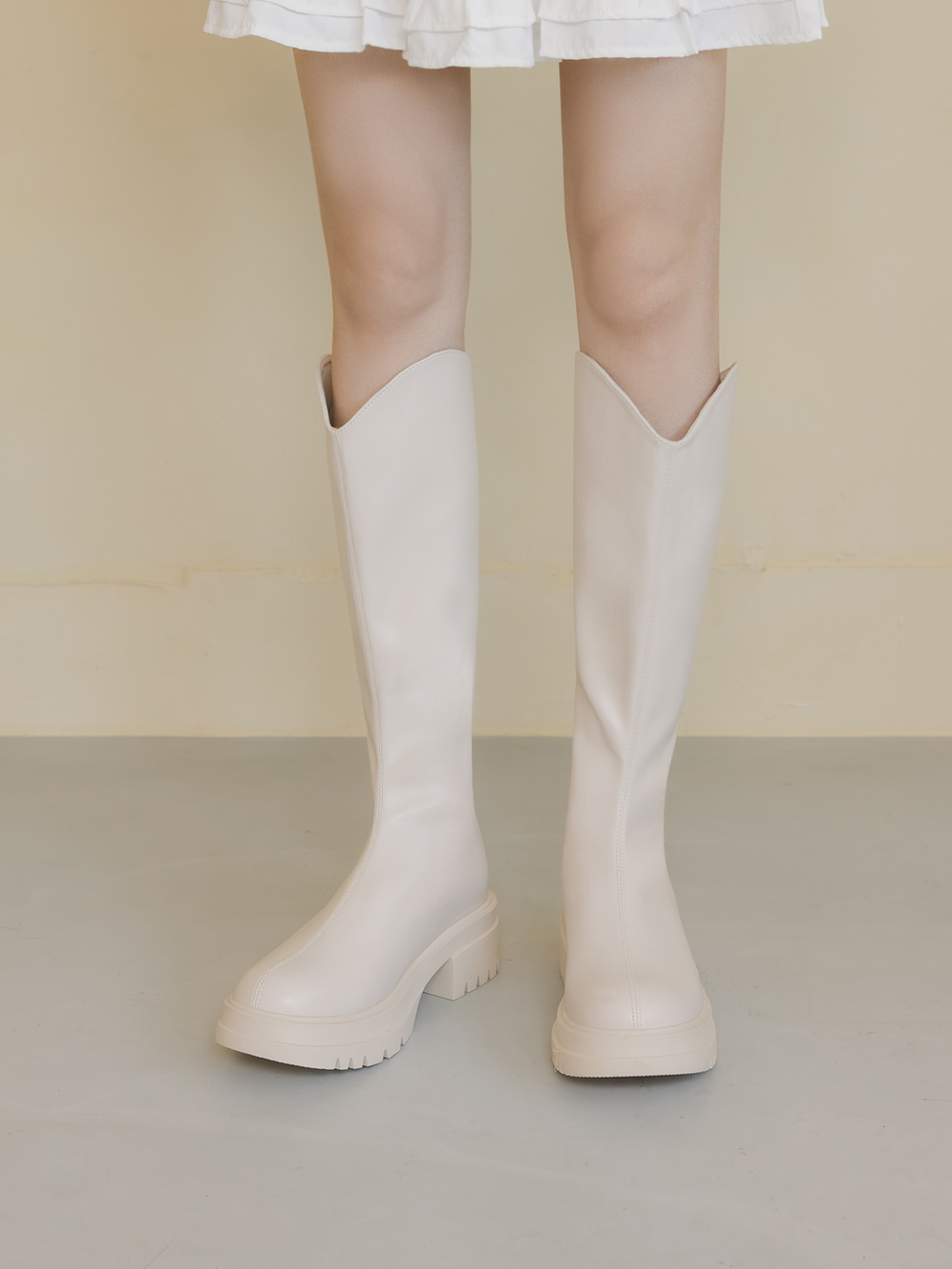 簡單好看．V口素面中跟瘦瘦長靴 香草米