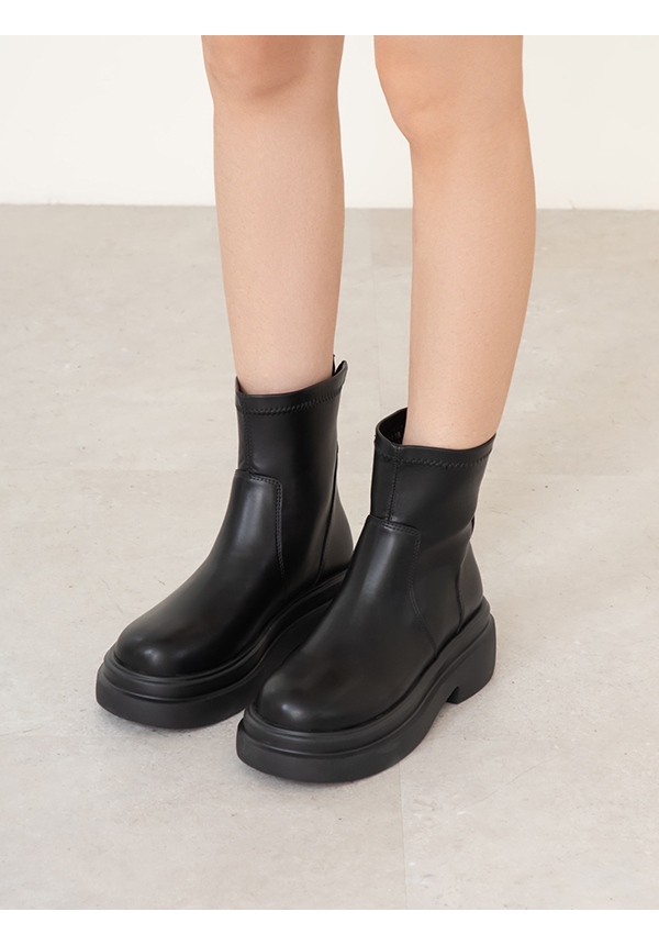 安可返場輕量底素面瘦瘦短靴 黑色