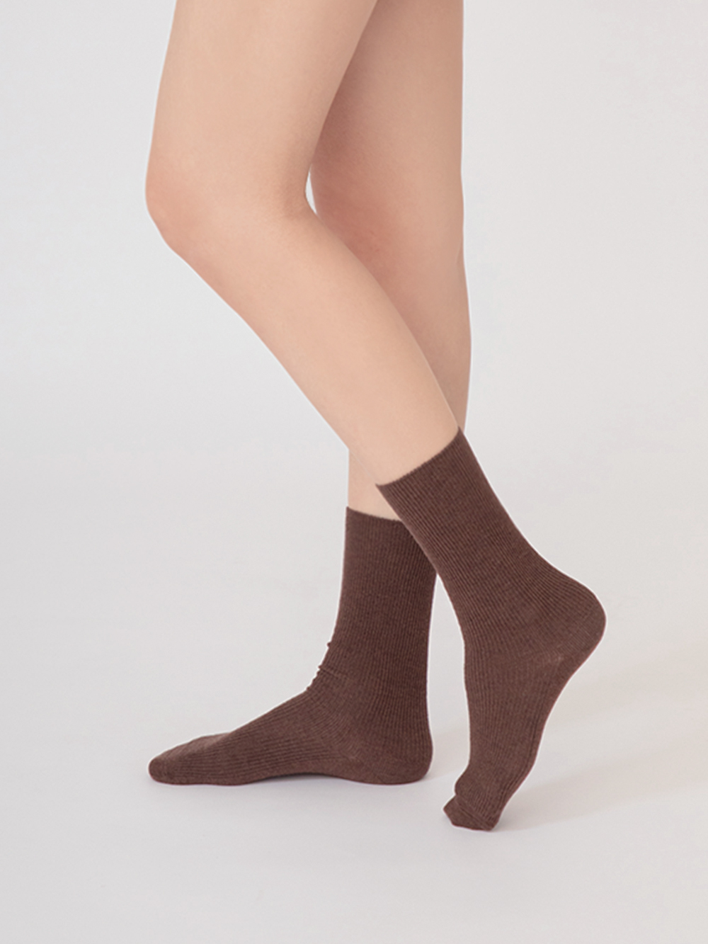 桑蠶絲羊毛素面直坑條中筒襪 咖色